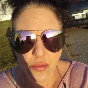 Meet your Posher, Dee